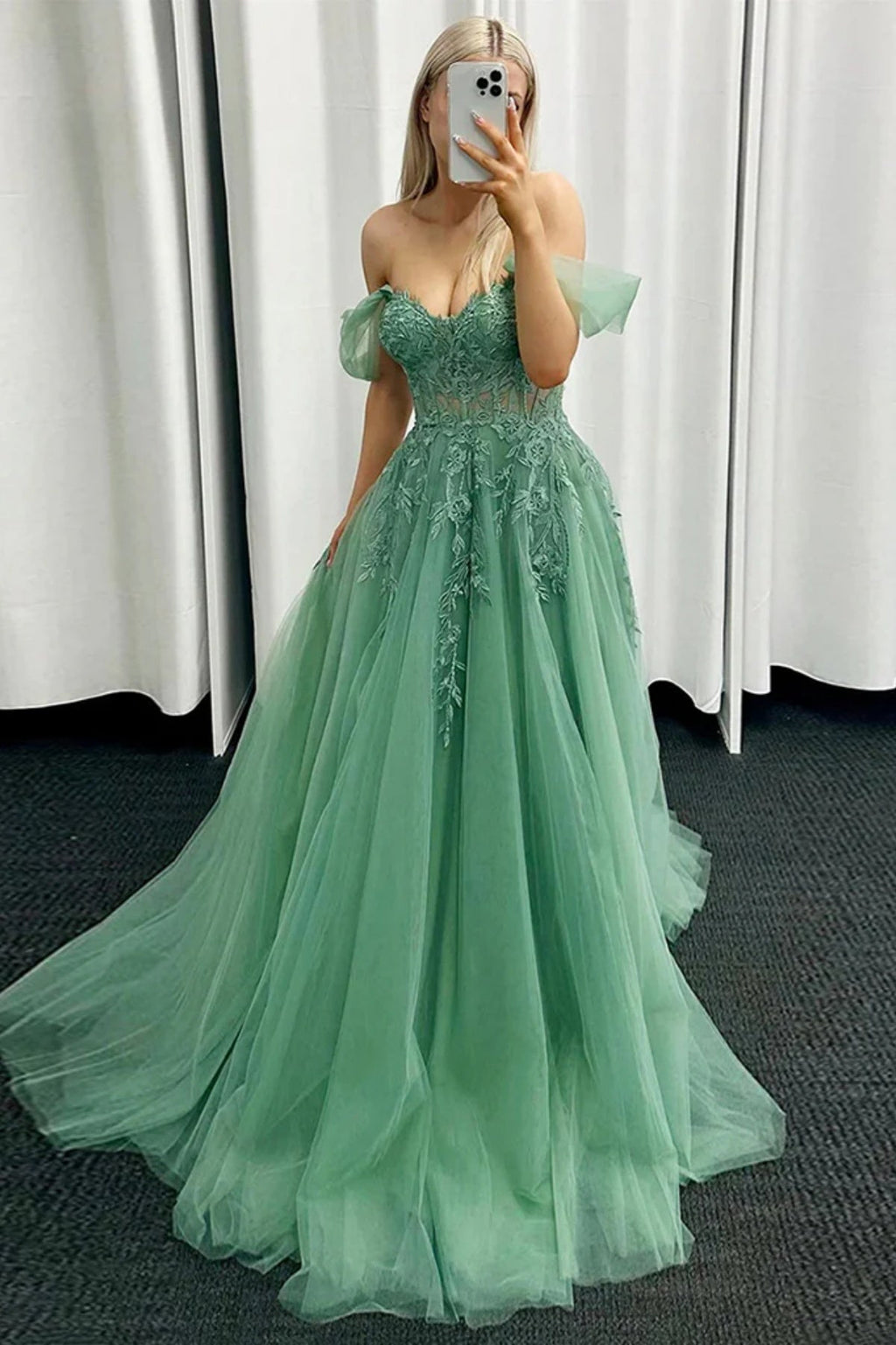 Corbin | Vestidos de fiesta de tul verde menta con hombros descubiertos y encaje y apliques