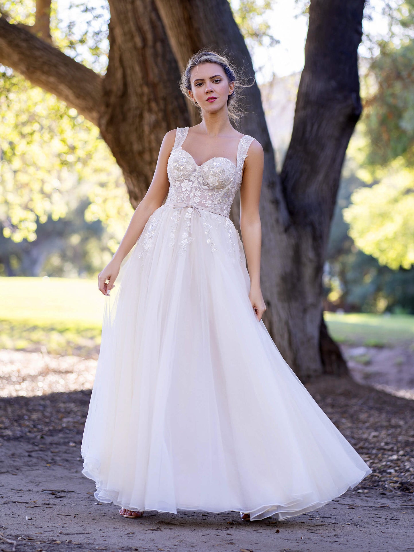 Vestido de fiesta largo hasta el suelo de tul con apliques de corsé