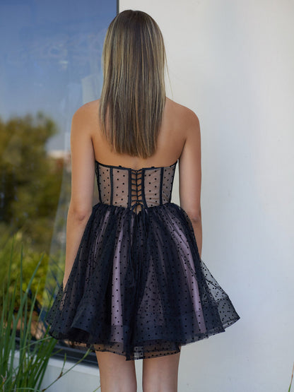 Vestido de fiesta de tul corto con lunares y corsé
