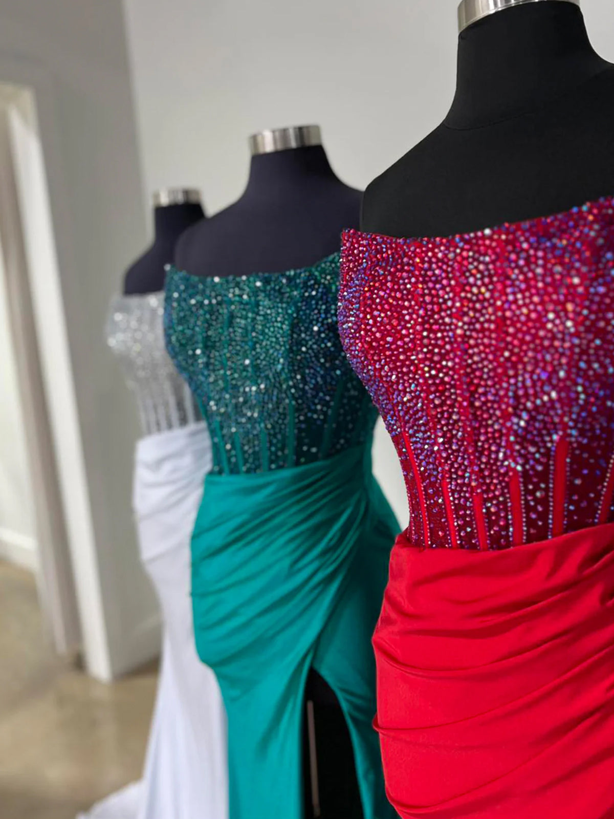 Cosmo | Vestidos de fiesta largos de satén azul con escote redondo y corte sirena