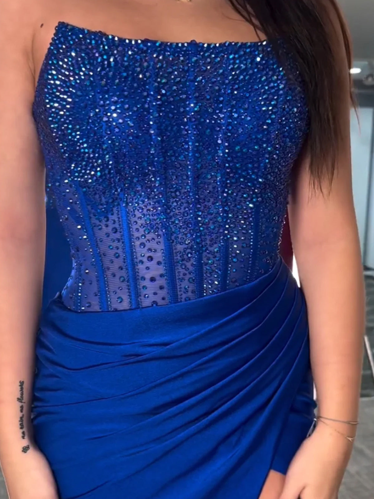 Cosmo | Vestidos de fiesta largos de satén azul con escote redondo y corte sirena