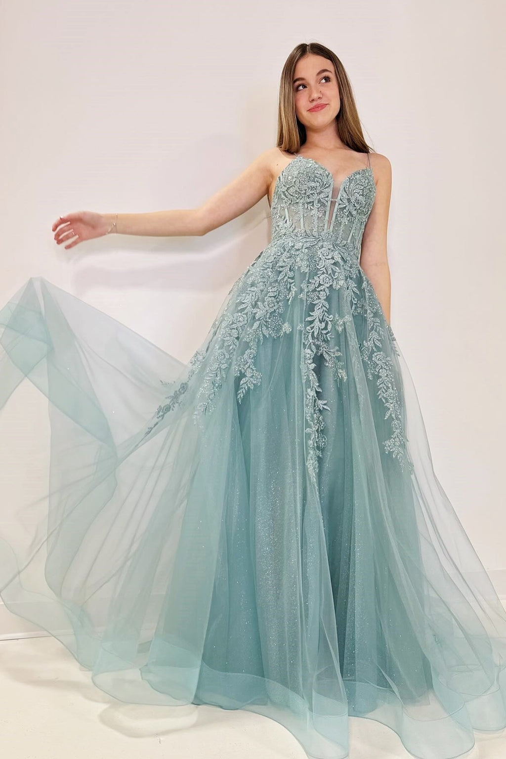 Vestido de fiesta largo de corte A con apliques de tul y cordones