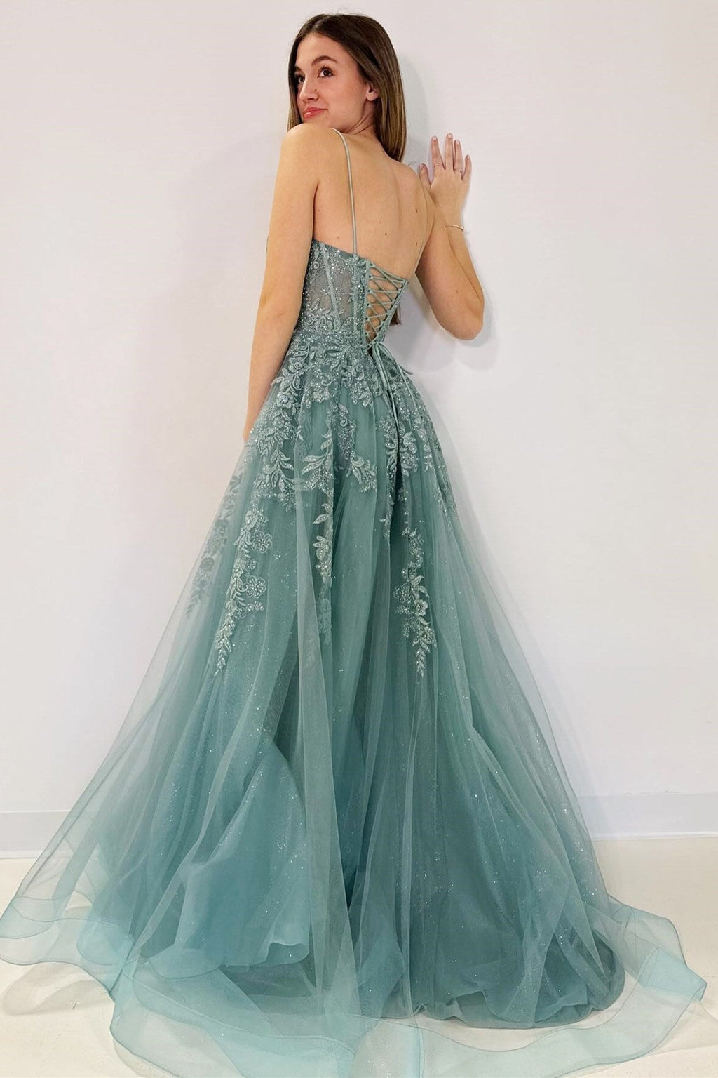 Vestido de fiesta largo de corte A con apliques de tul y cordones