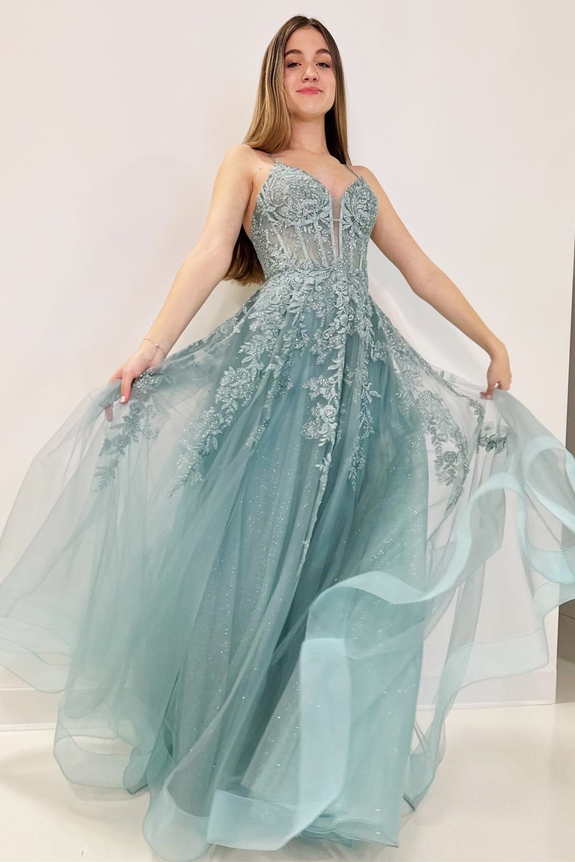 Vestido de fiesta largo de corte A con apliques de tul y cordones