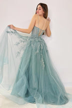 Vestido de fiesta largo de corte A con apliques de tul y cordones