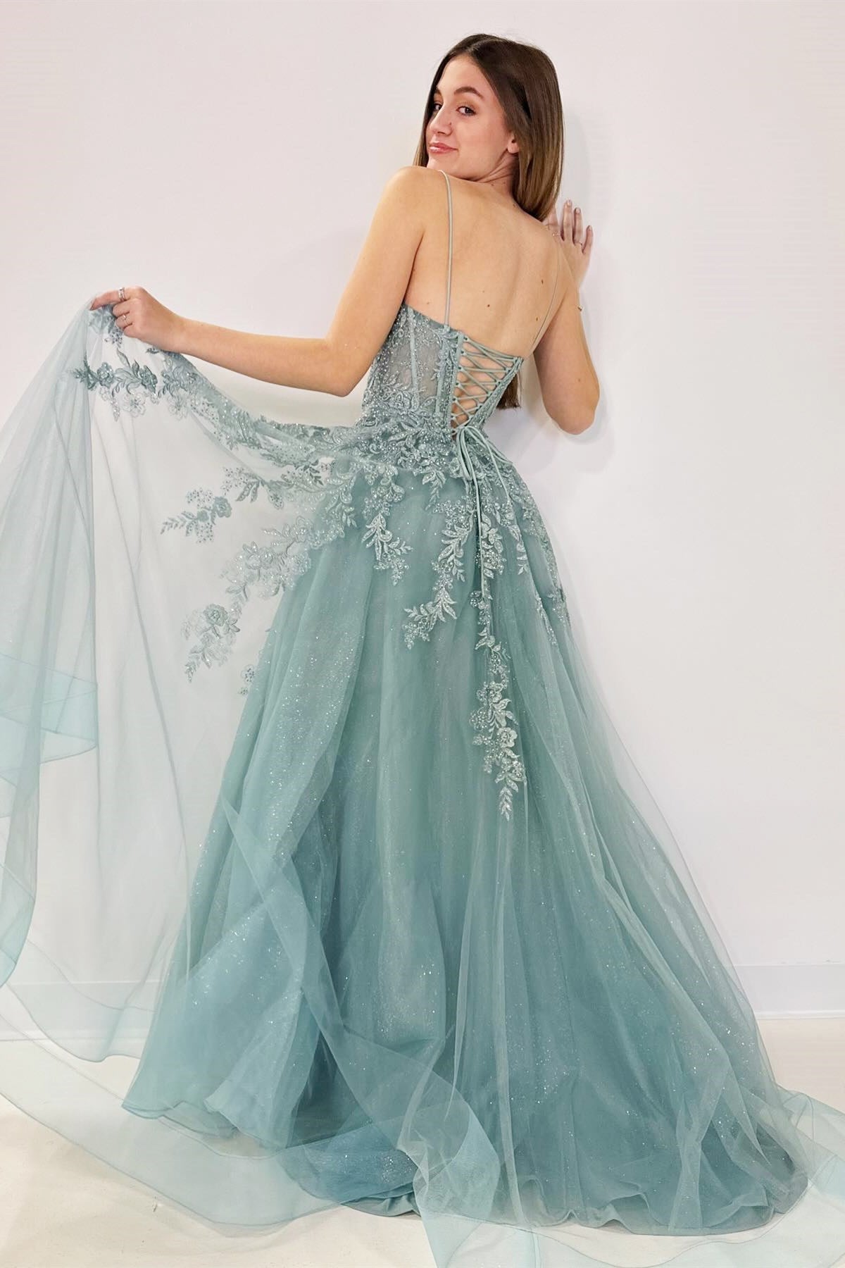 Vestido de fiesta largo de corte A con apliques de tul y cordones