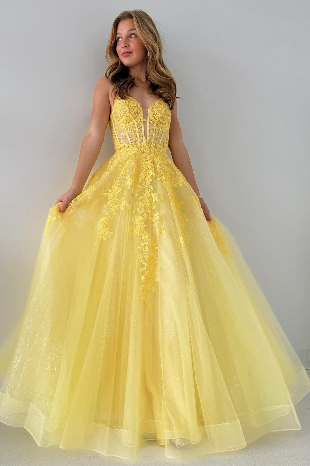 Vestido de fiesta largo de corte A con apliques de tul y cordones