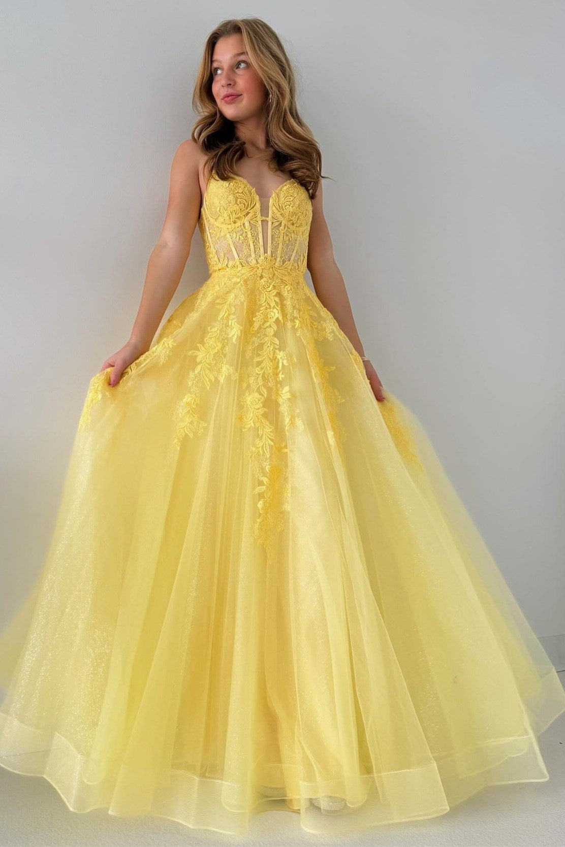 Vestido de fiesta largo de corte A con apliques de tul y cordones