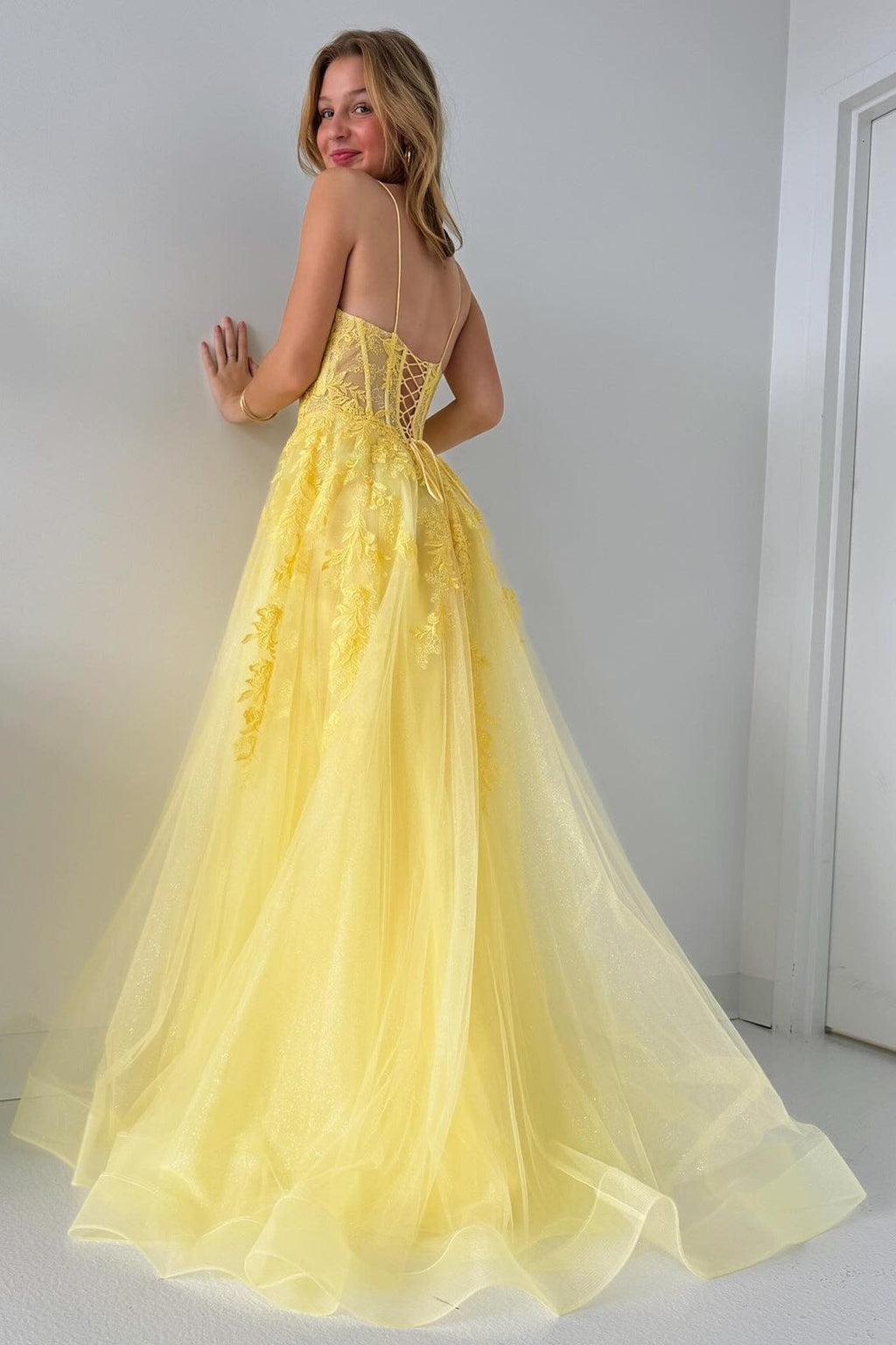 Vestido de fiesta largo de corte A con apliques de tul y cordones