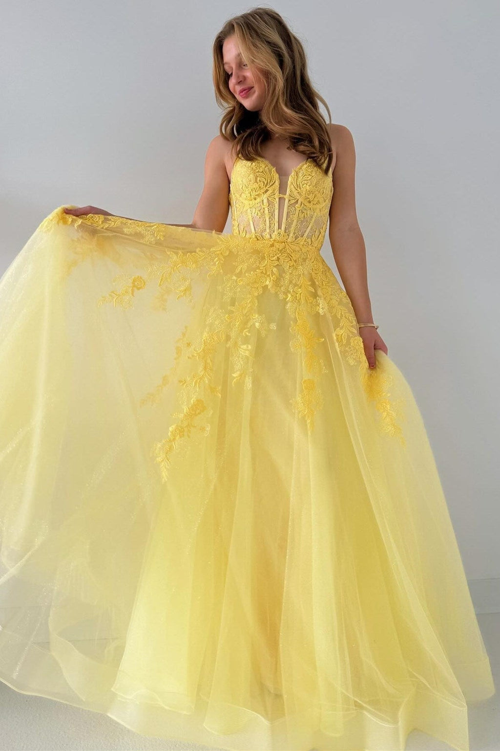 Vestido de fiesta largo de corte A con apliques de tul y cordones