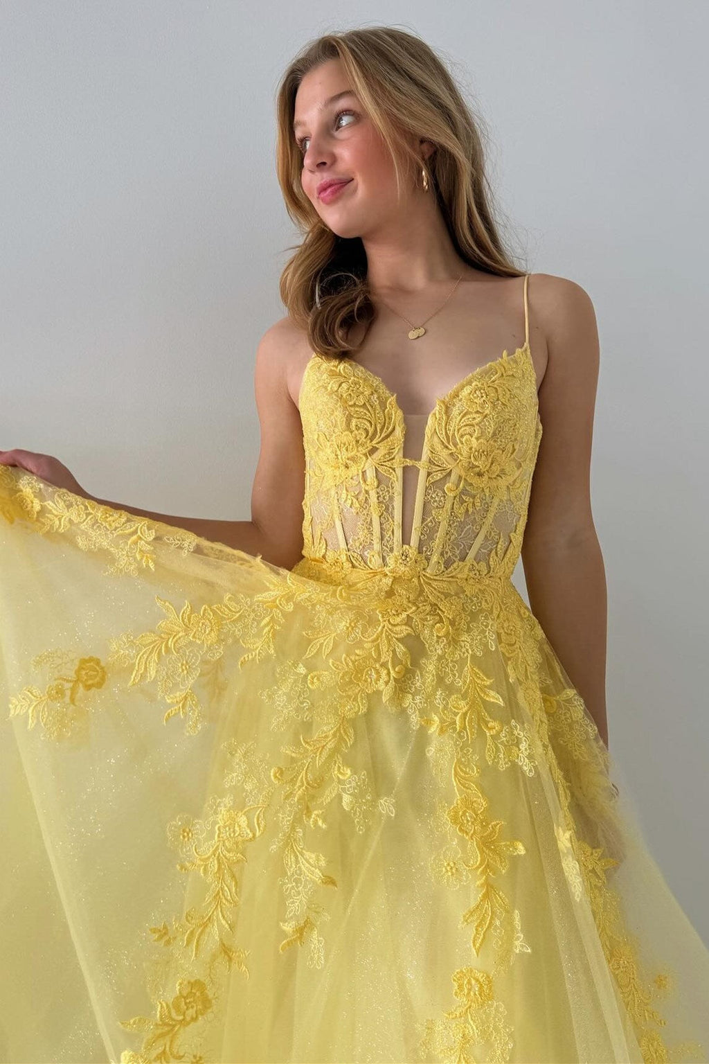 Vestido de fiesta largo de corte A con apliques de tul y cordones