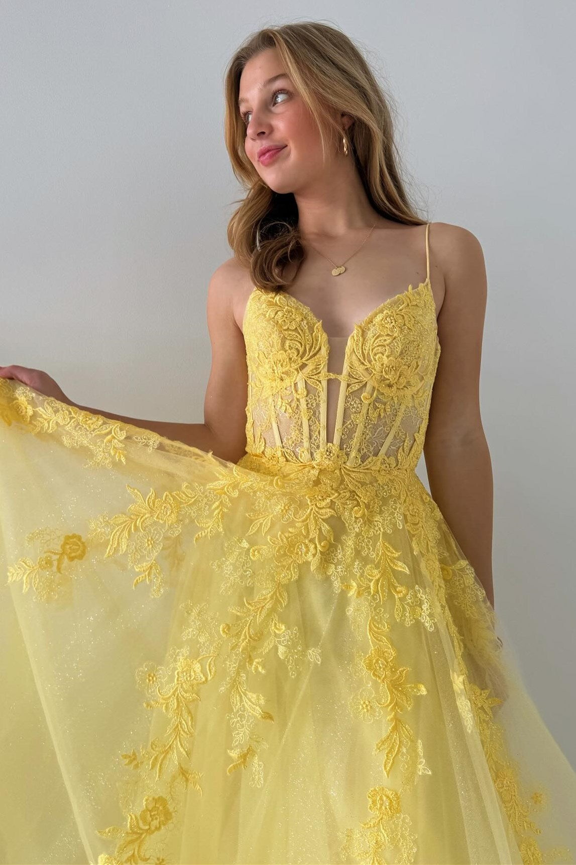 Vestido de fiesta largo de corte A con apliques de tul y cordones