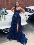 Cressie | Vestido de fiesta largo azul marino con escote en forma de A y volantes, apliques y escote corazón