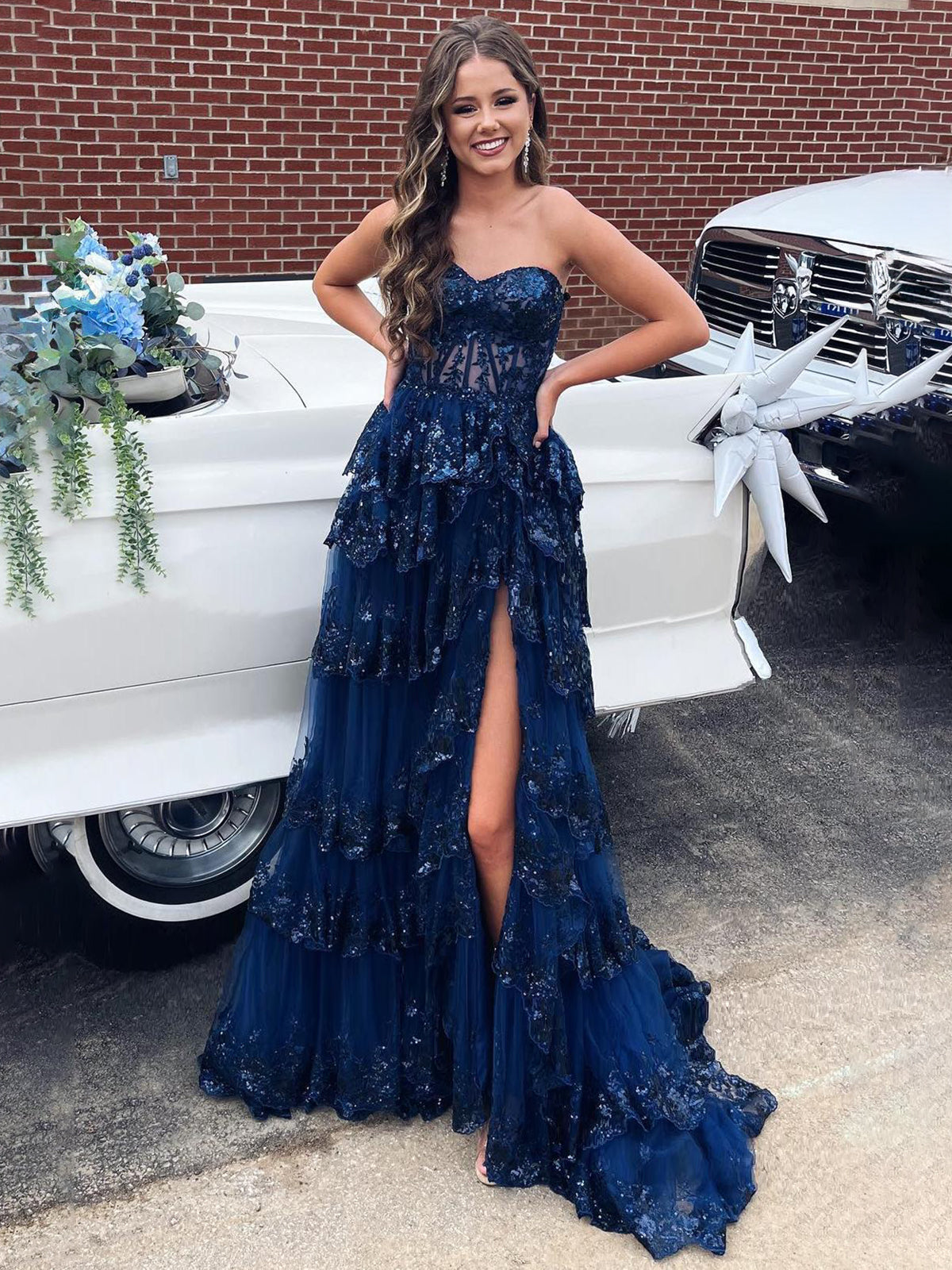 Cressie | Vestido de fiesta largo azul marino con escote en forma de A y volantes, apliques y escote corazón