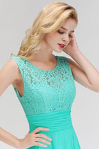 Vestido de dama de honor de gasa sin mangas con cuello redondo y encaje en la parte superior.