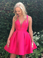 Bonitos vestidos de fiesta cortos fucsias con escote en V y espalda abierta