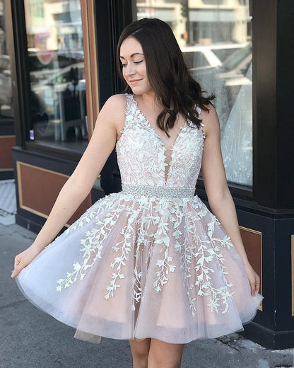 Süßes A-Linie V-Ausschnitt Tüll Blumenspitze Rückenfreies kurzes Ballkleid