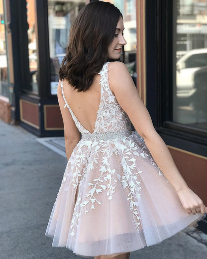 Süßes A-Linie V-Ausschnitt Tüll Blumenspitze Rückenfreies kurzes Ballkleid