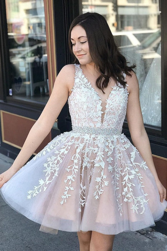Süßes A-Linie V-Ausschnitt Tüll Blumenspitze Rückenfreies kurzes Ballkleid