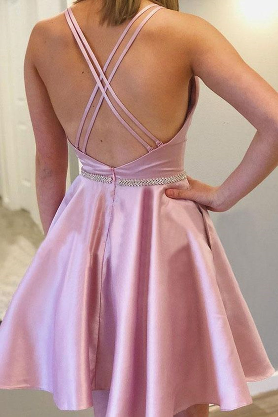 Bonitos vestidos cortos de satén con corte en A, espalda descubierta y bolsillo para fiesta de graduación.