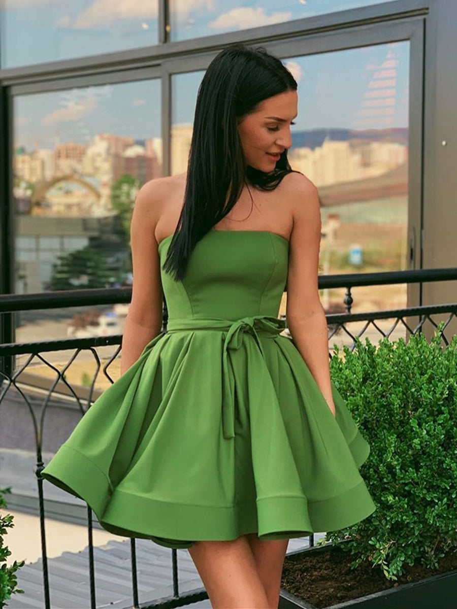 Lindos vestidos de graduación formales de satén sin tirantes, cortos y de corte A
