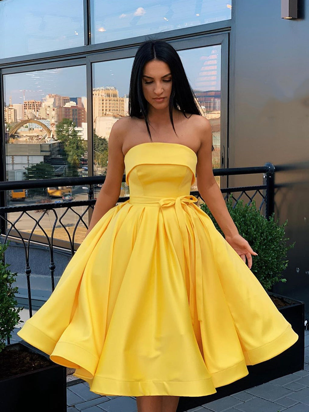 Lindos vestidos cortos de satén sin tirantes, de corte A y para fiesta de graduación