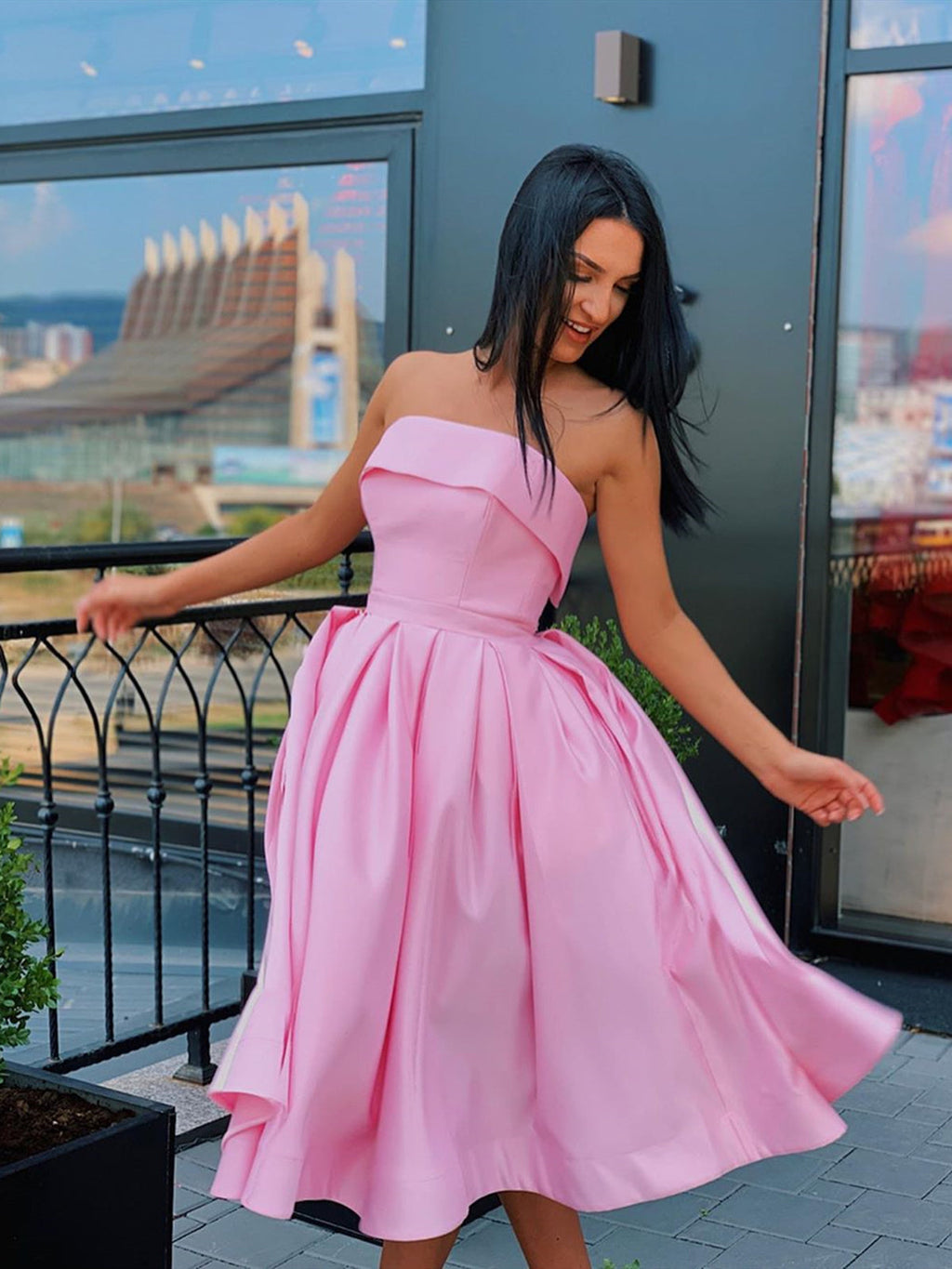 Lindos vestidos cortos de satén sin tirantes, de corte A y para fiesta de graduación