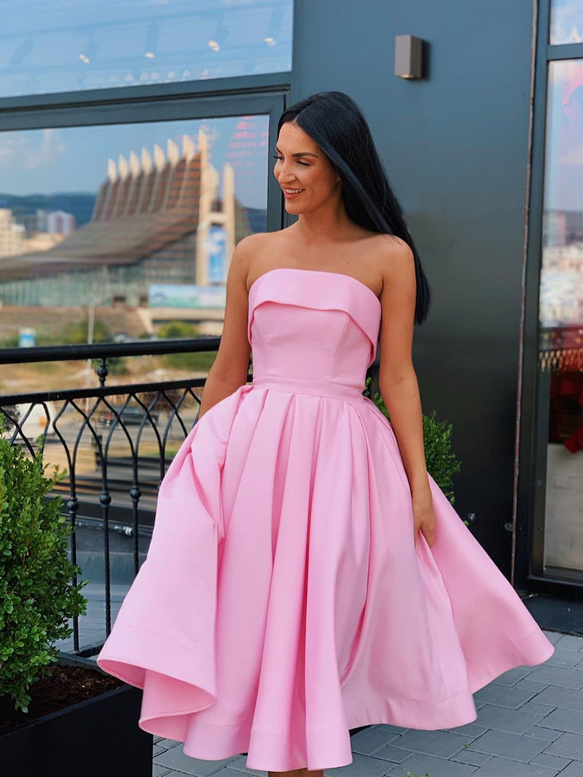 Lindos vestidos cortos de satén sin tirantes, de corte A y para fiesta de graduación