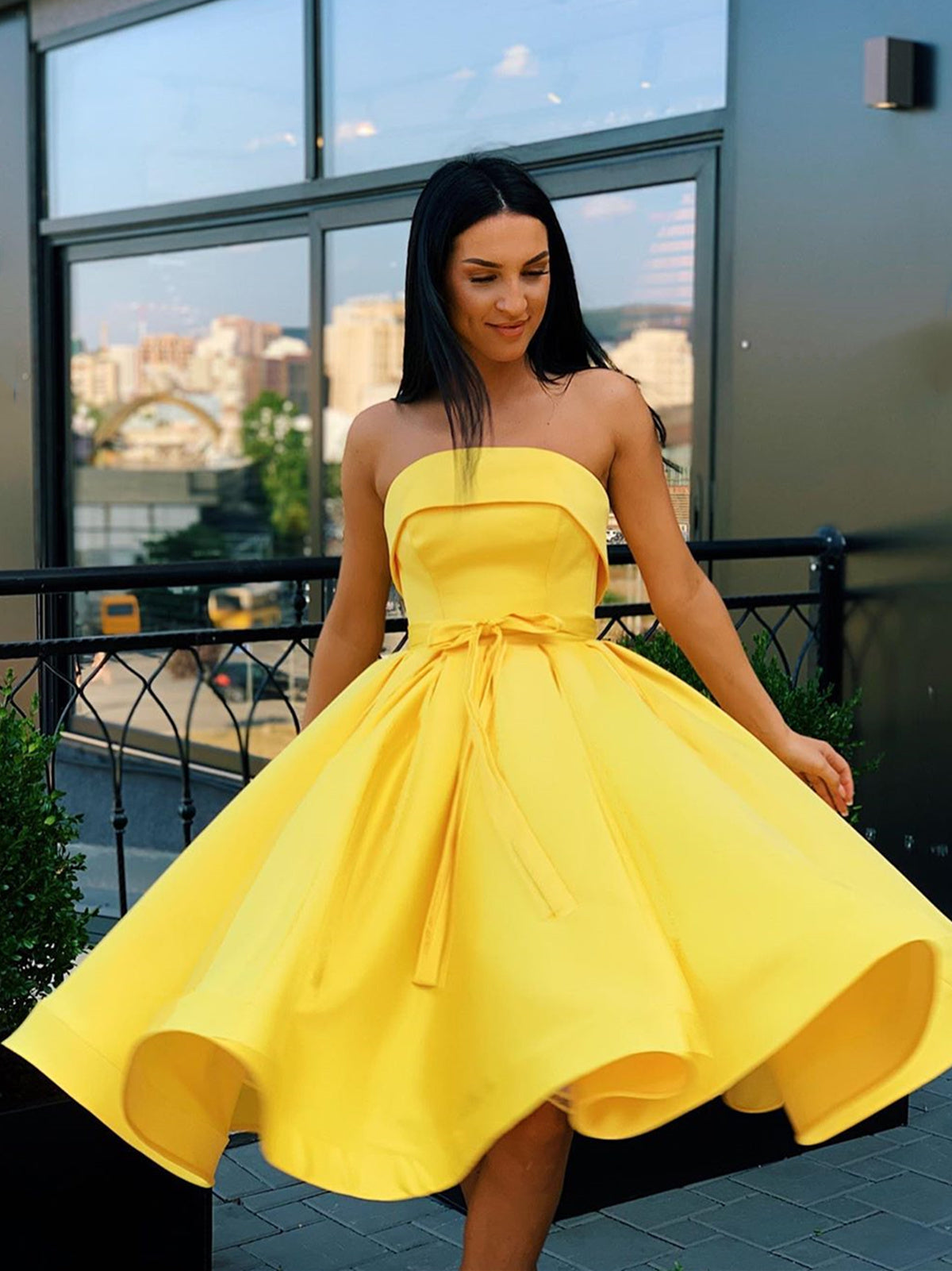 Lindos vestidos cortos de satén sin tirantes, de corte A y para fiesta de graduación