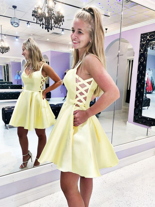 Süßes gelbes kurzes A-Linien-Ballkleid aus Satin mit V-Ausschnitt und Taschen