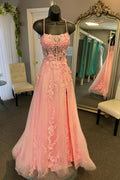 Cybele | Vestido de fiesta de tul con tirantes finos en color coral y apliques.