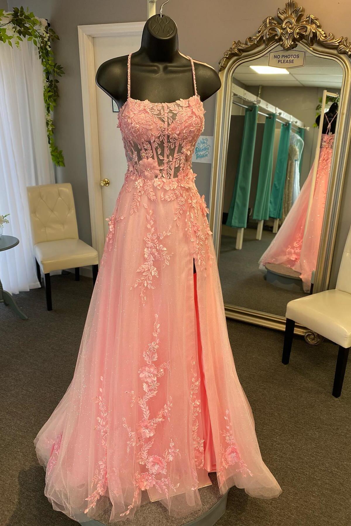 Cybele | Vestido de fiesta de tul con tirantes finos en color coral y apliques.