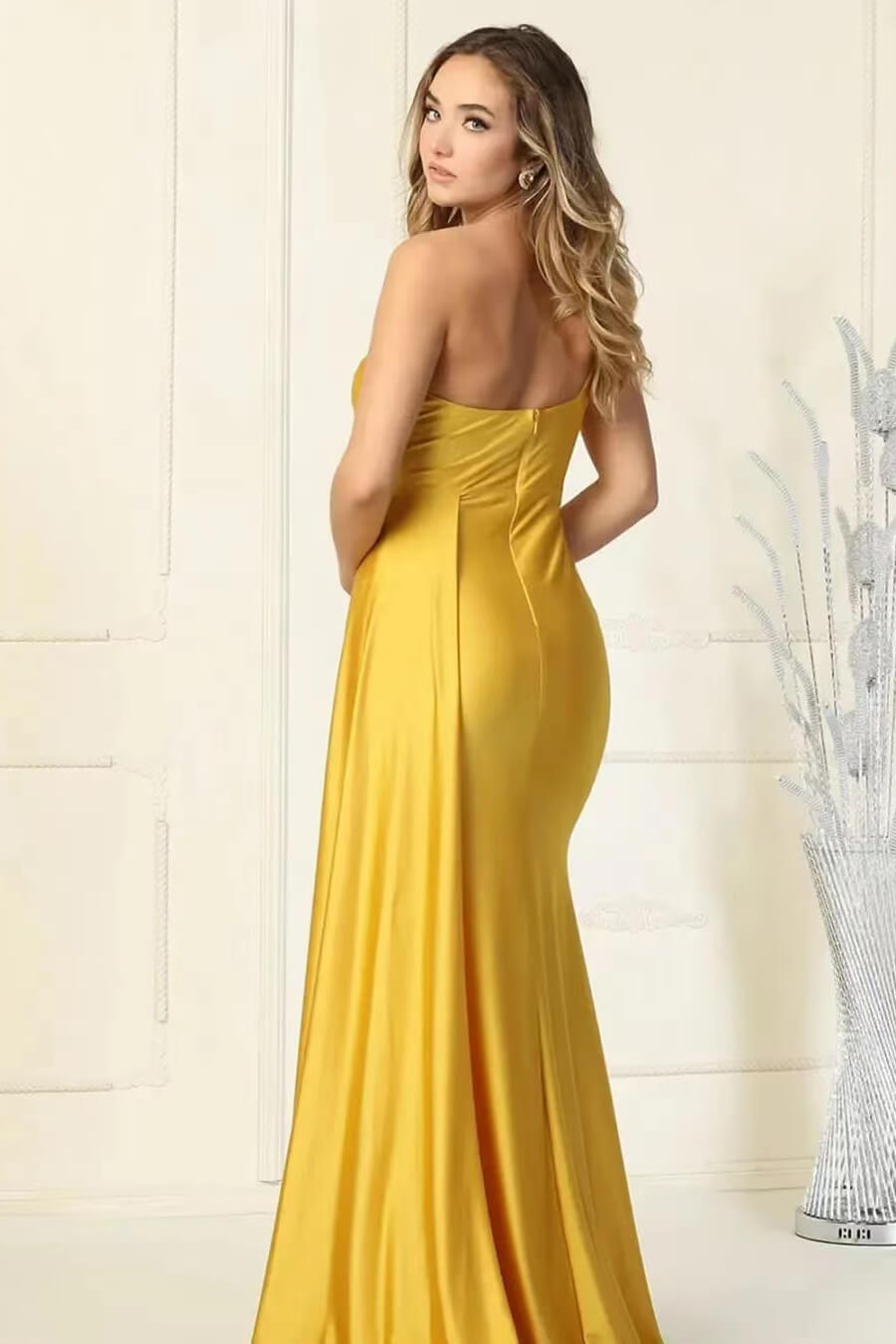 Elegantes Meerjungfrau-Abendkleid mit einer Schulter und Rüschen