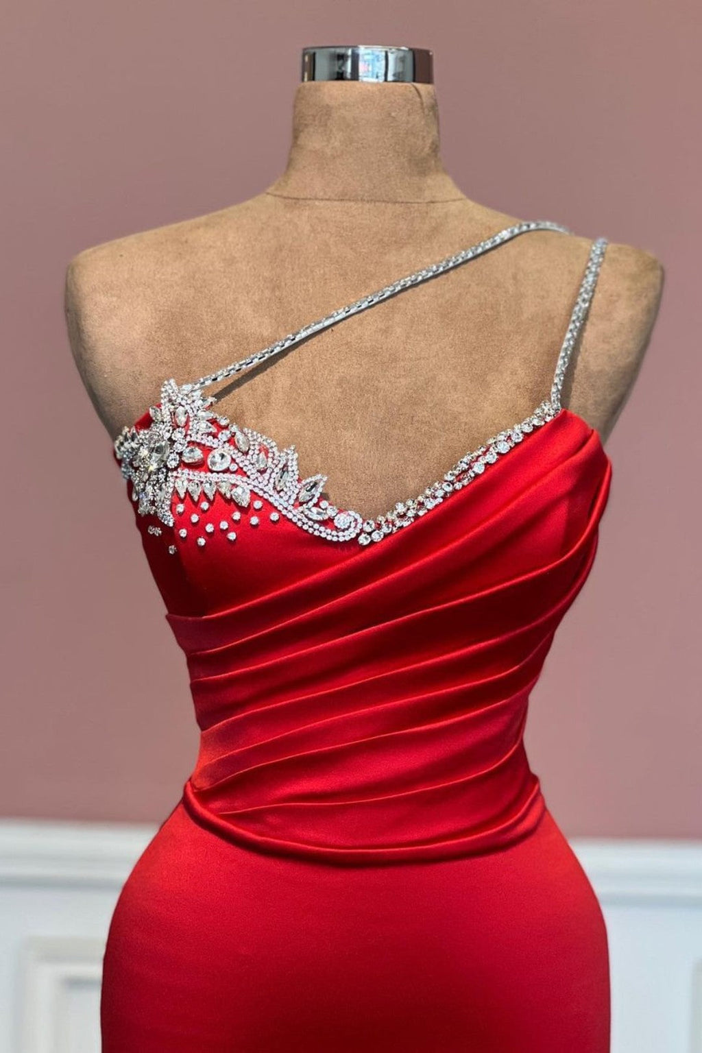 Rotes One-Shoulder-Ballkleid aus Satin mit ärmellosem Perlendetail