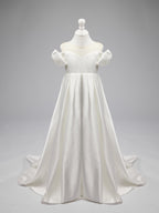 Elfenbeinfarbenes Blumenmädchenkleid aus Satin mit Schleppe 