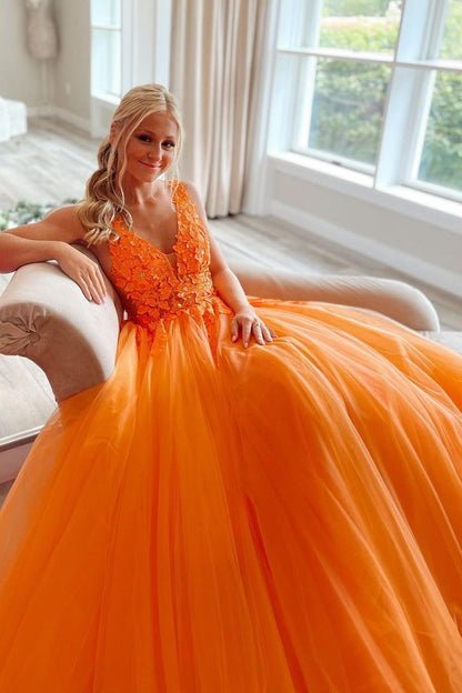 Marigold | Langes A-Linien-Ballkleid aus Tüll mit V-Ausschnitt und Applikationen