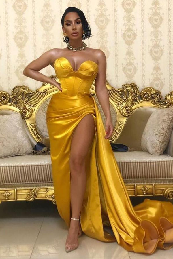 Romántico vestido burdeos sin tirantes con escote corazón y una impresionante abertura lateral