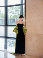 Hübsches schwarzes trägerloses langes Satin-Ballkleid mit Schleife Y8594