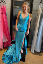 Lara | Langes Ballkleid aus Satin im Meerjungfrauen-Stil mit V-Ausschnitt und Schlitz in Traubenfarbe