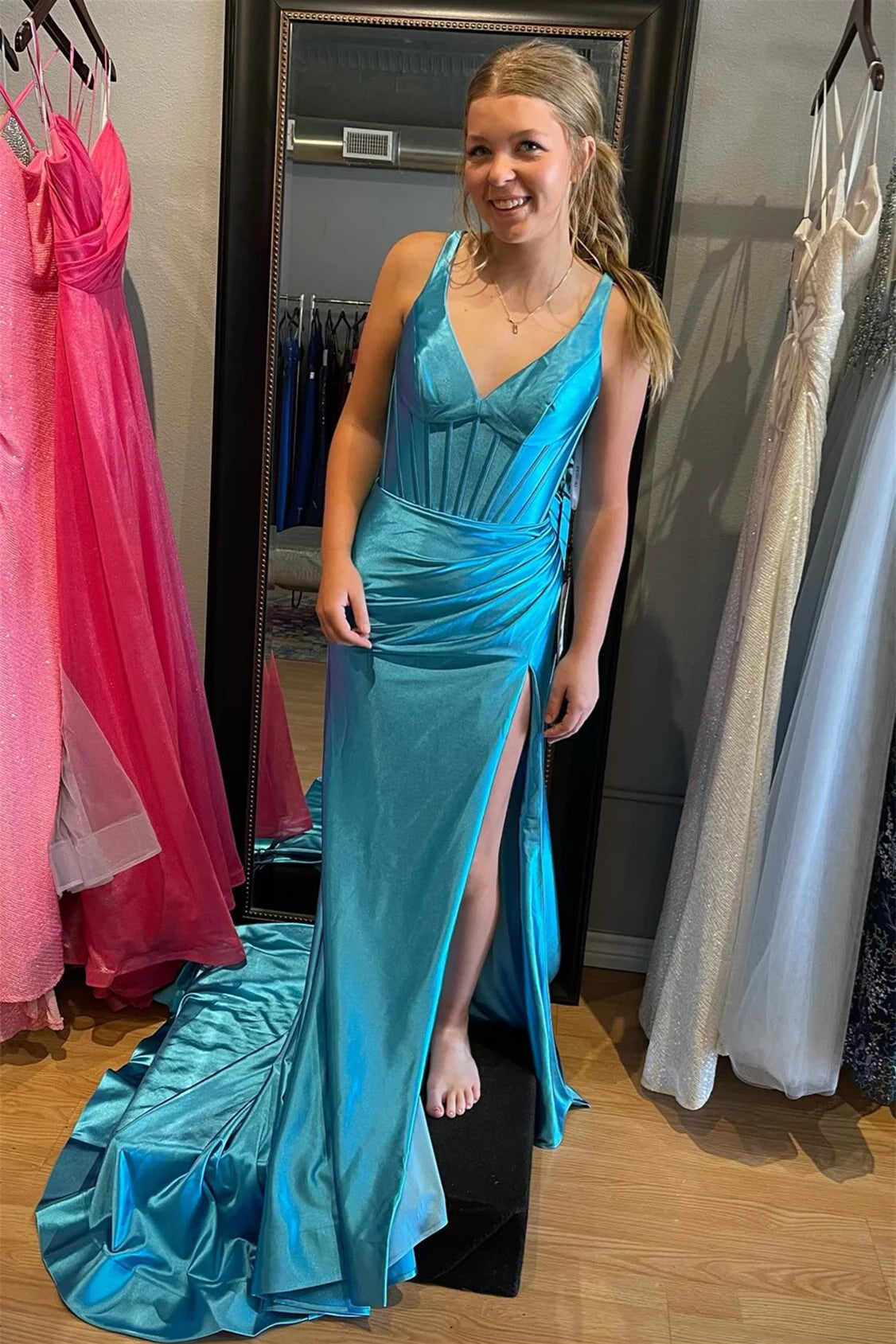 Lara | Langes Ballkleid aus Satin im Meerjungfrauen-Stil mit V-Ausschnitt und Schlitz in Traubenfarbe