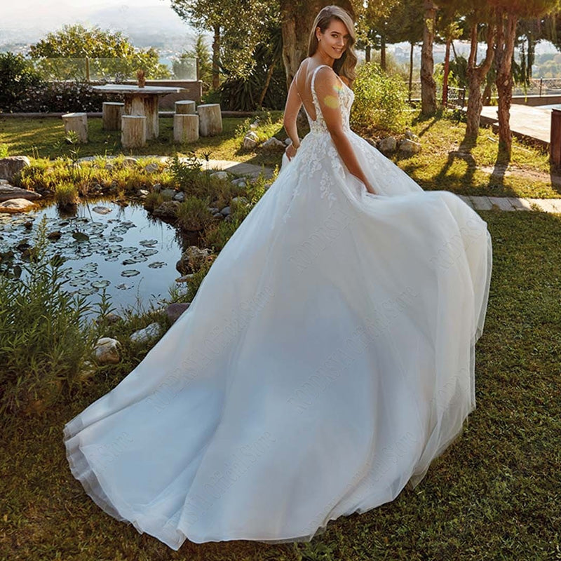 Beach Wedding Dresses Appliques Straps V-Neck Bridal Party Gowns Backless Sweep Train robe de mariée fluide Custom Made-payinti