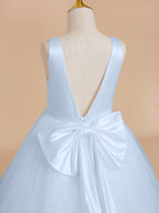 Klassisches weißes ärmelloses A-Linien-Blumenmädchenkleid aus Satin und Tüll 