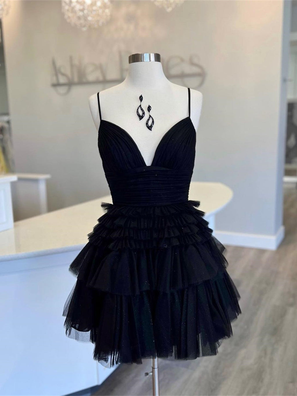 Layla | Kurzes A-Linien-Heimkehrkleid mit tiefem V-Ausschnitt und Stufen