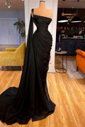 Vestido de fiesta de sirena de satén drapeado negro sin tirantes con capa y cuentas
