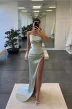 Langes, trägerloses, ärmelloses Ballkleid aus Satin im Meerjungfrauenstil mit Schlitz