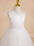 Klassisches weißes ärmelloses A-Linien-Blumenmädchenkleid aus Satin und Tüll 