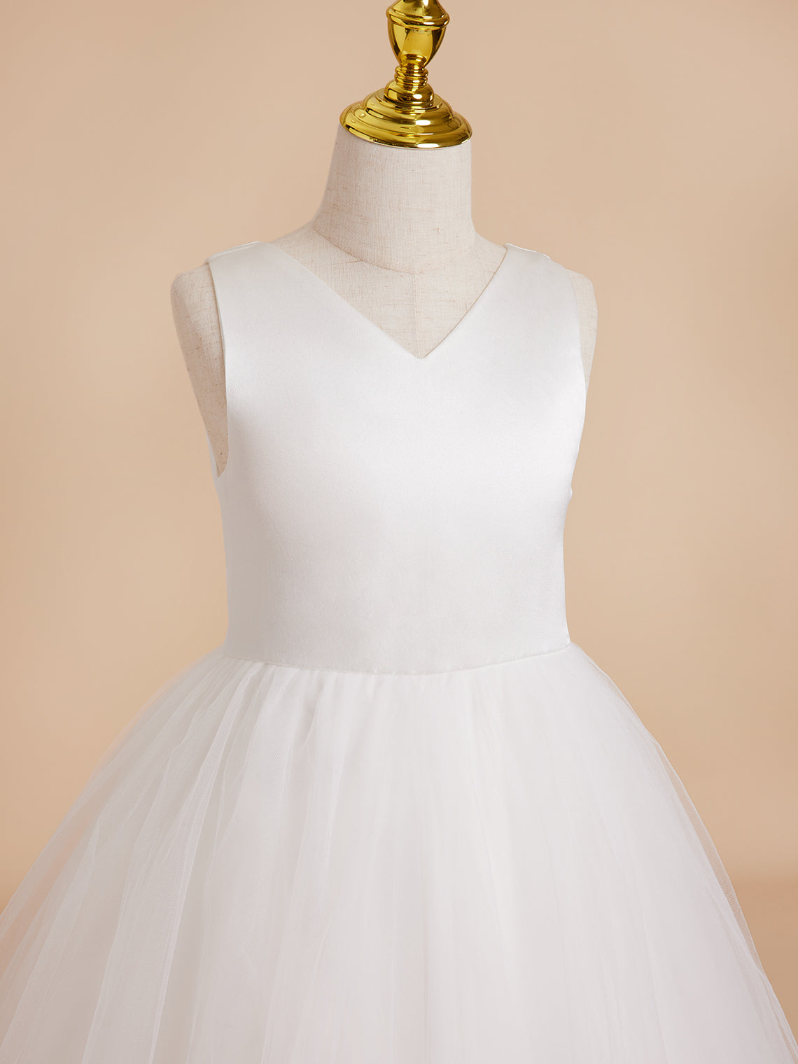 Klassisches weißes ärmelloses A-Linien-Blumenmädchenkleid aus Satin und Tüll 