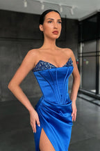 Vestido de fiesta de satén con escote corazón y corte sirena azul real con abertura