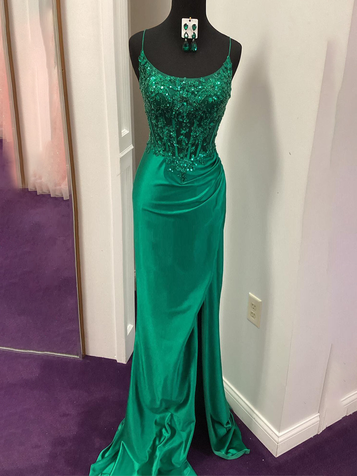 Dallas | Vestido de fiesta largo estilo sirena de satén con apliques transparentes en verde