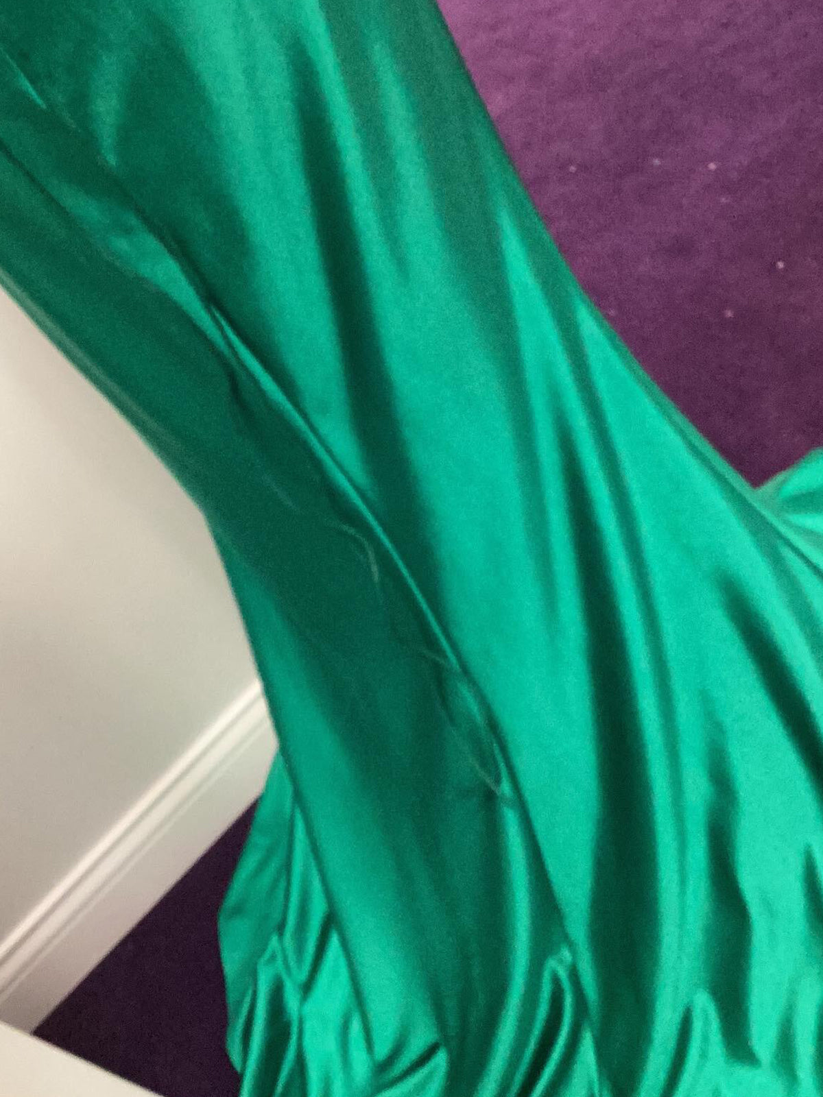 Dallas | Vestido de fiesta largo estilo sirena de satén con apliques transparentes en verde